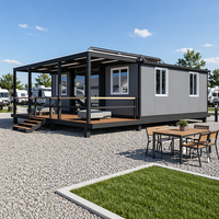 Cabane modulaire extensible grise avec terrasse intégrée et auvent, panneaux durables résistants aux intempéries, pour camping-car, glamping et hébergement
