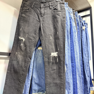 Vente en gros usine de vêtements d'occasion pour femmes et hommes : Jeans skinny, jeans déchirés en coton, lots de surplus en liquidation, et jeans baggy pour femmes. - Product Image 1