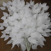Vente en gros Faveur pour mariage et événement Feuille de banian blanc Feuilles d'eucalyptus artificielles Fleurs artificielles blanches