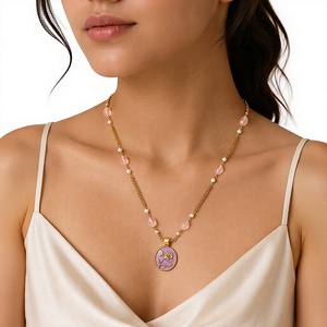 Collar Personalizado con Baño de Rodio, Colgante Ovalado de Rosa Esmaltada en Lavanda, Cadena con Cuentas de Cuarzo Rosa y Perlas, Joyería Floral, Regalo para Mujer - Product Image 1