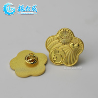 Badge en métal personnalisé pas cher, épingle à revers, boucle, broche, forme de fleur, badge en émail doux créatif en métal, anniversaire, personnalisé