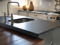 Dalles de comptoir de cuisine en granit noir africain Nero Angola Labrador, finition cuir, projet personnalisé