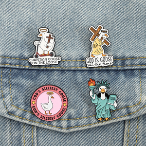 Broche en émail Christian Goose on <span class=keywords><strong>the</strong></span> Loose, Dieu est le plus drôle des oies, ange, croyance religieuse, badge de revers, bijoux, cadeau, vente en gros - Product Image 1