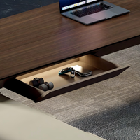Bureau de direction électrique moderne de luxe à hauteur réglable, table de patron intelligente en L pour position assise ou debout avec grand meuble latéral
