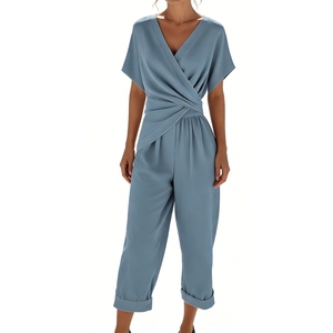 ชุดเซ็ต 2 ชิ้นสำหรับผู้หญิง - เสื้อคอวีแขนสั้นและกางเกงขาสั้นจั๊มปลายขาแฟชั่น - Product Image 5