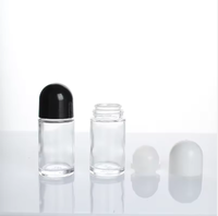 Bouteille d'huile en verre transparent de 50ml avec couvercle à vis rouleau sur des bouteilles de déodorant pour une utilisation cosmétique