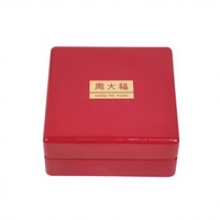 Boîte à bijoux en bois rouge brillant avec doublure en velours beige, insert en mousse pré-découpé, logo personnalisé pour la vente de bijoux de luxe et les cadeaux de mariage