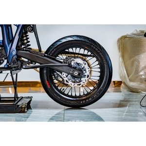 Ensemble de roues Supermoto en gros en stock pour Talaria Komodo Ebike, <span class=keywords><strong>pneu</strong></span> de route CST 17 pouces, accessoires de roue complète - Product Image 2