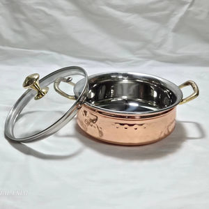 Cuenco de cobre martillado indio con asa y tapa de cristal, decorativo, pequeño, para servir sopa, curry o guarniciones. - Product Image 1