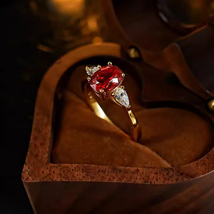 Classic Three Stone 1.5ct Pigeon Blood Red Full Fire Color 925 Juego de anillos chapados en oro y plata con encanto versátil - Product Image 1