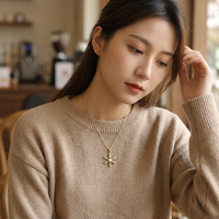 Pendentif Charme Festif ZG en Laiton avec Pierre Précieuse Facettée Flocon de Neige pour Noël et l'Hiver, Bijou de Fête