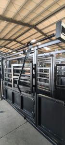 Estructura Hidráulica Manual Móvil para Contención de Ganado con Abrazadera de Cuello Ajustable y Báscula Integrada para el Cuidado y Cría - Product Image 2