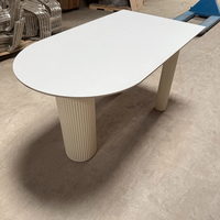 Table à manger semi-circulaire en dalle blanche de couleur crème de luxe, style moderne minimaliste, table et chaises pour la maison