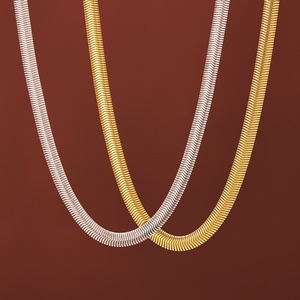 Collar de cadena de serpiente <span class=keywords><strong>suave</strong></span> y gruesa de perlas de alta calidad para mujer, cadena deportiva electrochapada para clavícula - Product Image 1