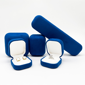 Bộ quà tặng trang sức cưới sang trọng, thiết kế riêng năm 2024, chất liệu nhung cao cấp, bao gồm nhẫn, vòng cổ, lắc tay, hộp nhung cưới độc đáo, sang trọng. - Product Image 5