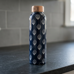 Bouteille d'eau à double paroi en cuivre bleu marine avec couvercle à motif oriental et brosse de nettoyage – Vaisselle de voyage portable – Artisanat indien - Product Image 1