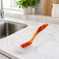 Brosse de nettoyage translucide orange à long manche avec poils blancs denses, poignée ergonomique et trou de suspension pour le nettoyage de la salle de bain