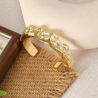 Bracelet jonc ouvert minimaliste en acrylique léger, design moderne, plaqué or/argent, tendance pour le quotidien, pour femme