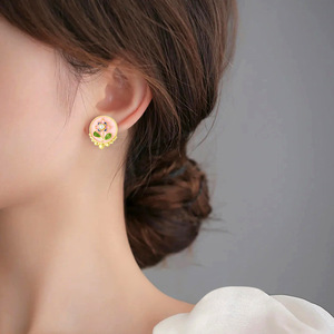 Boucles d'oreilles en émail d'élégance vintage français <span class=keywords><strong>peinture</strong></span> à l'huile de <span class=keywords><strong>jardin</strong></span> de <span class=keywords><strong>Monet</strong></span> boucles d'oreilles en acier inoxydable en émail de fleur plaqué or 18 carats - Product Image 4
