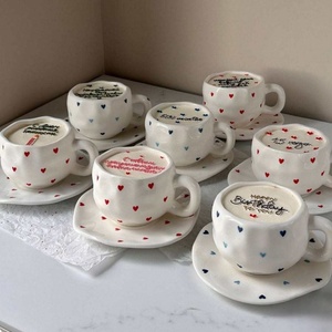 Ensemble tasse et soucoupe en céramique sous glaçure 280 ml, design cœur irrégulier peint à la main, créatif et mignon, avec plateau à café - Product Image 2
