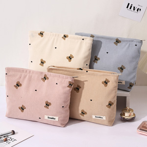 Trousse de Maquillage en Velours Côtelé Motif Ours Grande Capacité avec Fermeture Éclair Pochette de Voyage Portable Organisateur Personnalisable - Product Image 1