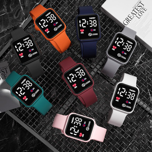 Nouvelle montre électronique sportive pour étudiants <span class=keywords><strong>2022</strong></span>, bracelet en plastique rectangulaire unisexe en forme de cœur, LED, non étanche - Product Image 1