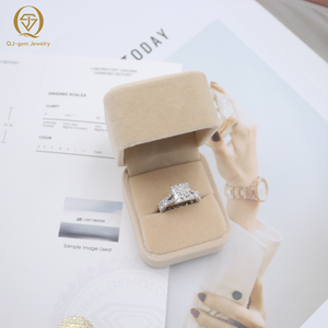 Anillo de Diamantes de Lujo para Mujer, Corte Princesa Cuadrado, Oro de 18K, Certificado IGI, Color D, Claridad VVS, Personalizado para Compromiso - Product Image 4