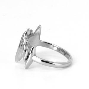 Bague homme en acier inoxydable 316, style gothique punk, à pointes décalées, fine, pour usage quotidien, avec textures contrastées, élégante, sombre et masculine - Product Image 3