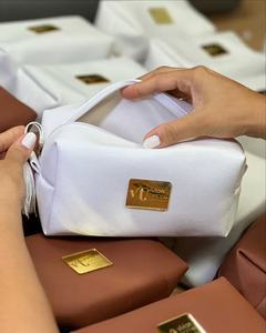 Sac de toilette de voyage haut de gamme en cuir PU avec logo gaufré, pochette zippée en PU, sac de rangement pour voyage et école avec pompons personnalisés - Product Image 2