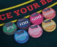 Les jetons de poker en céramique de luxe de 10g ont adapté les puces aux besoins du client en céramique de la conception 39*3.3mm pour le casino