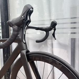 Vélo de route <span class=keywords><strong>a</strong></span>érodynamique en fibre de carbone DFQ Shi Mano 105di2 Oem Sk0 2 700c & spécifications Frein à disque hydraulique Vélo de course léger Super léger - Product Image 3