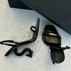 Nueva tendencia en la fabricación de tacones personalizados para mujer, tacones dorados con tiras, sandalias de diseñador de lujo de alta calidad con logo metálico. - Product Image 1