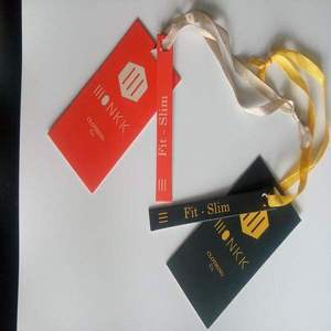 Étiquettes suspendues en papier imprimées sur mesure avec cordon pour l'étiquetage des vêtements, des chaussures et des articles vestimentaires, et l'identification des produits. - Product Image 4