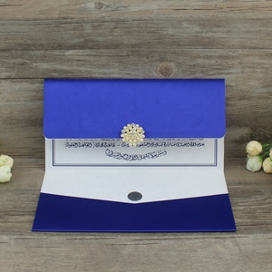 Invitaciones de boda de seda azul marino de lujo plegado de bolsillo personalizado con broche - Product Image 4
