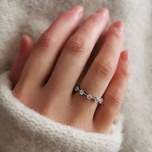 Anello Sottile Impilabile con Micro Zirconi per Donna, Gioiello Minimalista da Dito, Regalo - Product Image 2