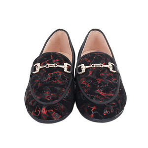 أحذية لوفر مخصصة بتصميم جديد وأنيق مطبوعة من الجلد المدبوغ للفتيات الصغيرات مع سلسلة للارتداء - Product Image 3