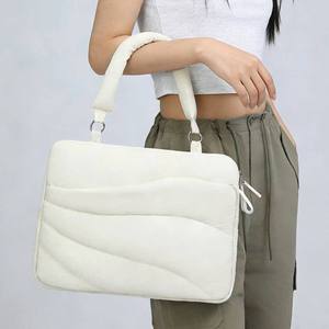 Nouveau Sac à Main Matelassé Léger et Moelleux avec Poignée, Sac Bandoulière Portable Rembourré pour Ordinateur Portable, Personnalisable avec Logo - Product Image 2