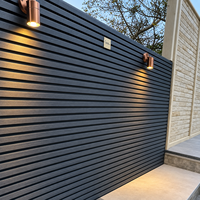 Panneau de clôture extérieur en composite bois-plastique (WPC) pour applications de conception de clôtures résidentielles et de séparation de paysages de jardin