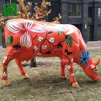 Patung Hewan Resin Patung Fiberglass Luar Ruangan yang Indah Patung Sapi Berwarna-warni
