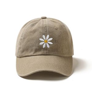 Casquette en coton lavé à 6 panneaux avec logo personnalisé, broderie marguerite, visière incurvée, respirante, fermeture métallique, douce, vente en gros directe usine - Product Image 1