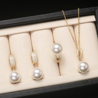 Ensemble de bijoux de mode exquis en gros, plaqué or 18 carats, laiton, zircon, collier pendentif perle ronde, boucles d'oreilles et bagues pour femmes
