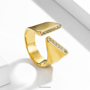 Anillo Abierto Ajustable de Acero Inoxidable con Baño de Oro de 14K, Banda Cónica con Detalles de Circonita Transparente y Extremos Acampanados - Product Image 1
