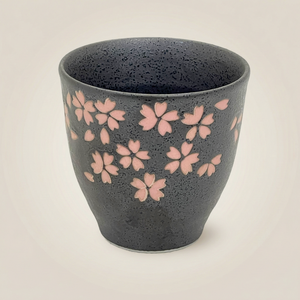 Taza de Té Japonesa Vintage Negra, Apta para Microondas, de Cerámica con Diseño de Flores de Cerezo - Product Image 1