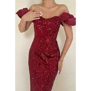 Robe de soirée fourreau bordeaux à sequins, épaules dénudées, taille naturelle, dos nu, en satin ajusté - Product Image 2