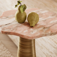 Table d'appoint de luxe en marbre rose avec base en acier inoxydable couleur laiton, table d'appoint irrégulière pour salon