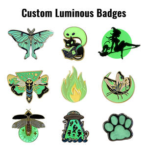 Broches Luminosos Personalizados con Diseño de Mariposa de Fuego y Garra de Bruja, Visibles en la Noche, Brillan en la Oscuridad, para Decoración de Ropa y Bolsos, Sin Pedido Mínimo - Product Image 1