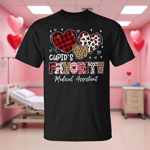 T-Shirt 'Assistente Medico Preferito di Cupido' con Design a Tre Cuori per Promozioni - Product Image 3