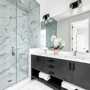 Mobile <span class=keywords><strong>Bagno</strong></span> Moderno con Top in Solid Surface, <span class=keywords><strong>Lavabo</strong></span> Sottopiano, Ferramenta Oro Spazzolato, Specchio Nero Industriale Bianco Shaker - Product Image 3