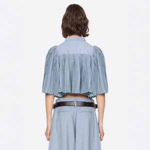 Blusa Corta de Gasa para Mujer, Color Azul Claro, Estilo Minimalista, Pliegues en Acordeón, Cuello Redondo, Manga Campana, Botones, ODM, Transpirable y Versátil - Product Image 2