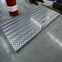 Meja Las Fleksibel 3D Heavy Duty Modular dengan Permukaan Besi Cor untuk Fabrikasi dan Perakitan Struktur Baja Besar